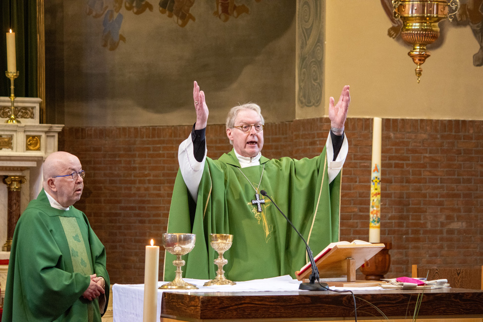 Mgr De Korte in Martinuskerk Zaltbommel