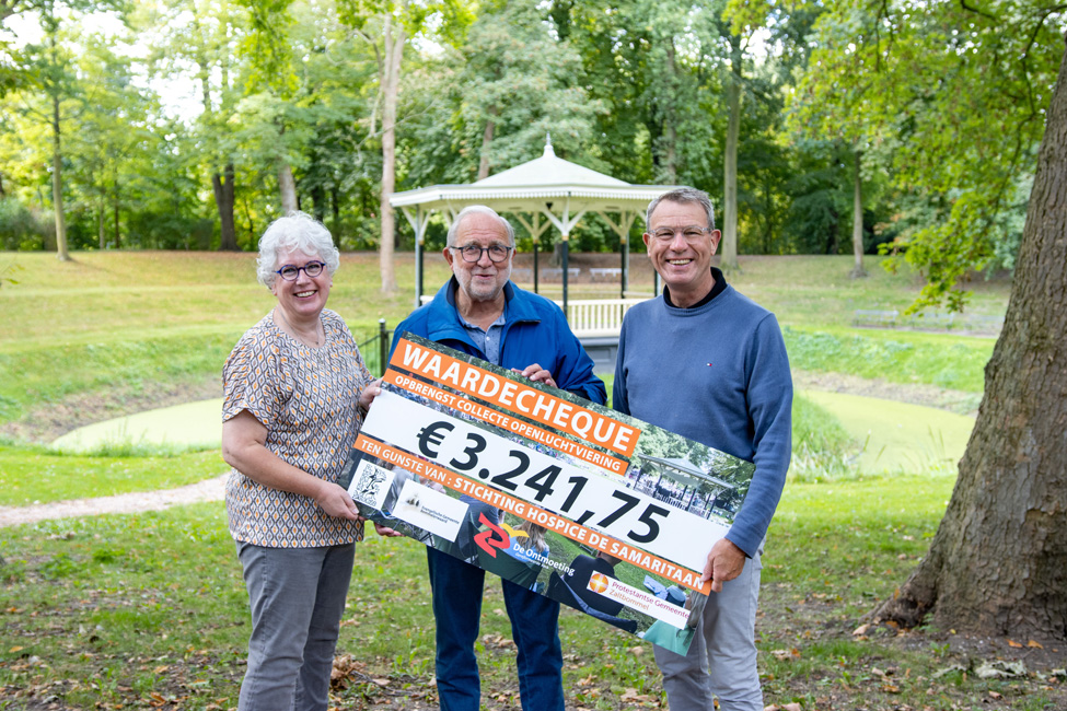 Cheque uitreiking collecte openluchtviering Zaltbommel