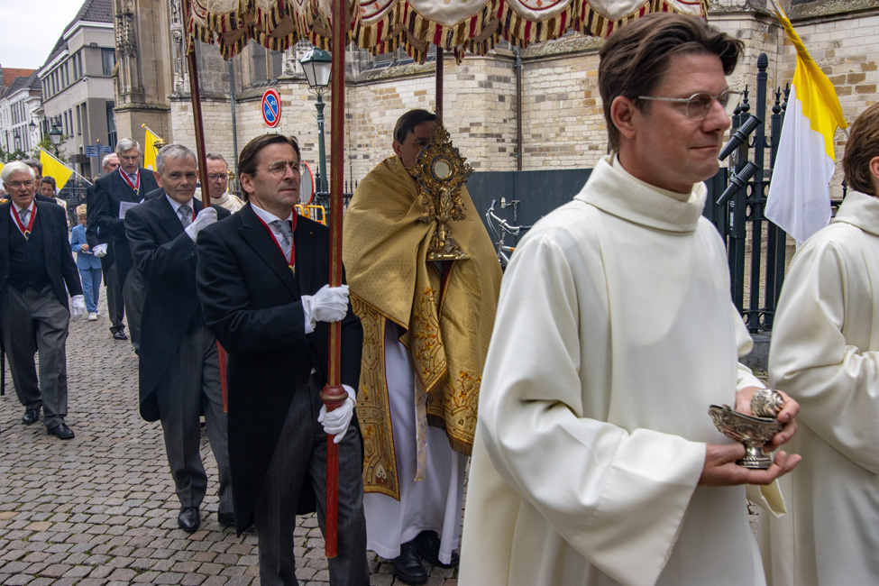 Sacramentsprocessie om de Sint-Jan
